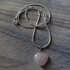Pendentif coeur en pierre naturelle quartz rose, et chaîne 50 cm - Photo 1/1