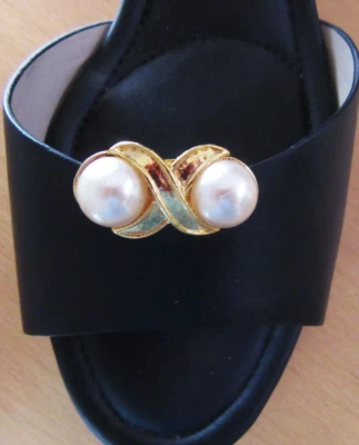 Clip de zapatos de metal vintage MCM Added Extras NYC blanco imitación perla y tono dorado Foto 1 de 4