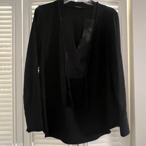 Blusa Kobi Halperin Bata Negra Borla Detalle Manga Larga Talla Grande - Imagen 1 de 11