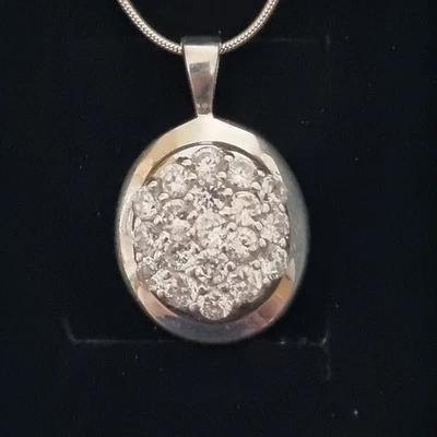  Colgante y cadena de circonitas cúbicas de plata Foto 1 de 4