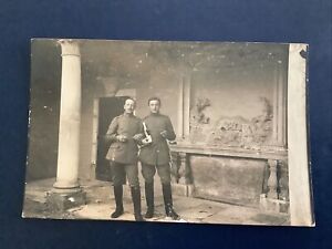 AK Foto Soldaten In Uniform Mit Sekt Frankreich Schloß ? Um 1915