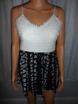Lindo Derek Corazón Talla L Negro Floral Blanco Crochet Mameluco Ajustable Juniors Nuevo con Etiquetas Foto 1 de 4