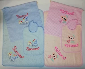 NOVITÀ Set asilo 3 pezzi con NOME bavaglio salvietta sacca Made  Italy 2 COLORI  - Foto 1 di 11