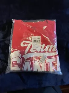 Team Santa 2023 T-Shirt Large Ruby Neu im Paket Tee Shirt T-Shirt Rot Weihnachten - Bild 1 von 4