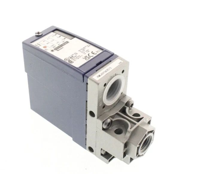 Differential Pressure Sensor  XML010A2S13 Telemecanique Schneider Electric - Image 1 of 4