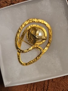 Broche Chicos martillado tono dorado - Imagen 1 de 3