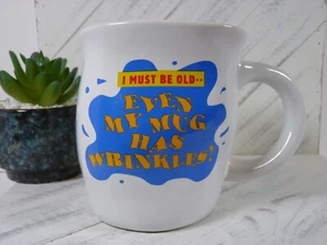 Caja de zapatos Hallmark I Must Be Old ¡Incluso mi taza tiene arrugas! Taza de café - M2 - Imagen 1 de 8