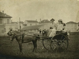 France couple & Daughter on cabriolet Horse cart Tourane? Old Photo 1910 - Picture 1 of 3