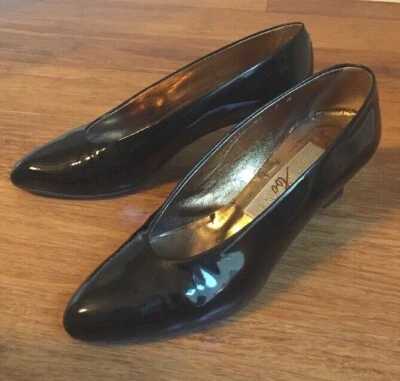 Zapatos de tacón clásicos de charol negro Joan & David Too talla 7 hechos a mano en Italia Foto 1 de 4