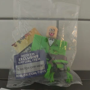 ROBLOX Celebrity Series 2 InsanelyLuke and Emerald Vampcollar Item Toy Code - Picture 1 of 2