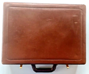 Valigetta 24 ore vintage in pelle con chiusure a combinazione. - Foto 1 di 7