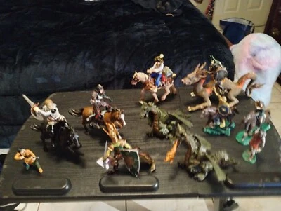 Lote de 11 figuras de acción Papo Medieval Caballeros y Caballos Dragones + Misceláneas Foto 1 de 4