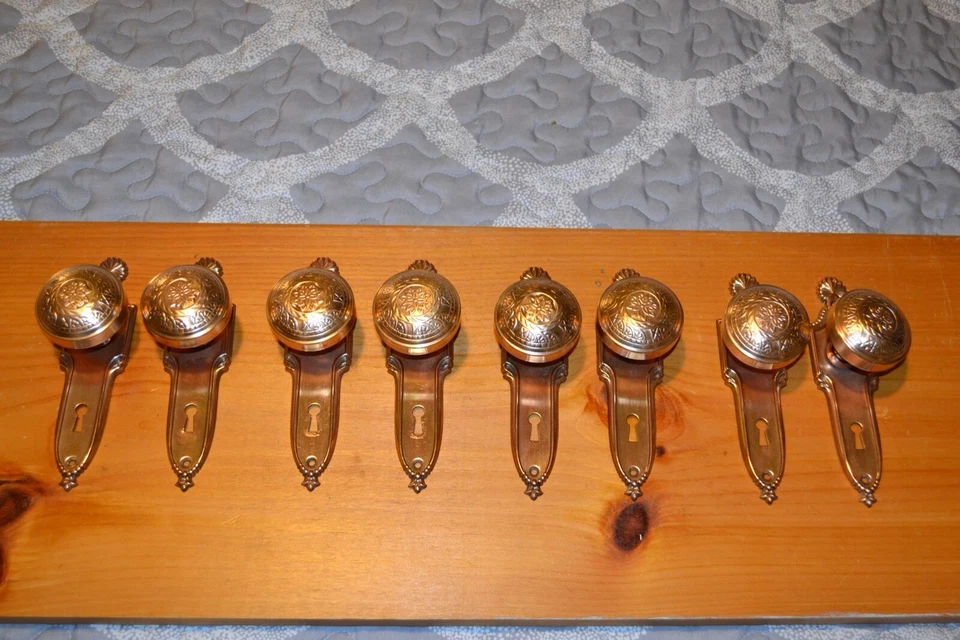 ANTIQUE VINTAGE INTRICATE PATTERN DESIGN MATCHING DOOR KNOBS, FACE PLATES  317 - Image 1 of 4