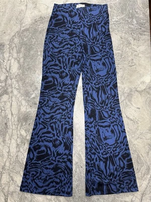 Pantalones acampanados Bryn Urban Outfitters tejidos negro azul elástico estampado animal talla mediana Foto 1 de 4