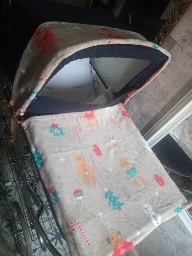 Cappuccio Pram Coach Costruito Pelliccia E Coperta Abbinati Pan di Zenzero Uomo Tema Natale A