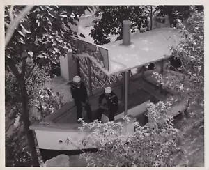 1948 Pressefoto US Navy Matrosen auf einem kleinen Boot im Haw Par Garden in Hongkong - Bild 1 von 2