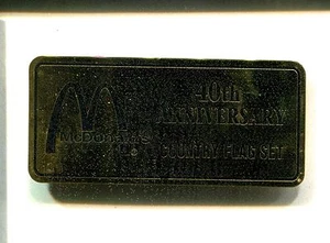 RARE PINS PIN'S .. MC DONALD'S RESTAURANT DRAPEAU 40 ANS OR PLAQUE NO PINS ~16 - Picture 1 of 1