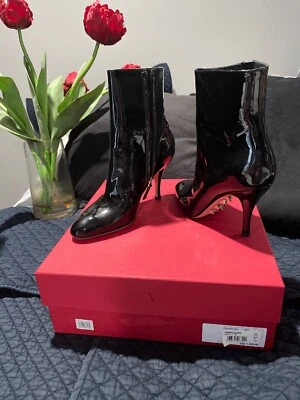 Botín Valentino Killer Rock Stud charol negro espiga costaba $1305 Foto 1 de 2