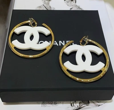 Authentische CHANEL 24S große weiße Harz CC Gold Creolen - Bild 1 von 4