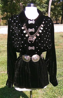 Chaqueta Top Doble D Ranch Tachonada Terciopelo Negra Mediana Usada en Excelente Condición Foto 1 de 4