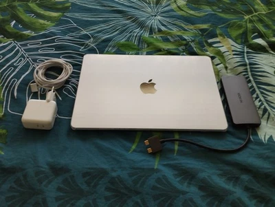 MacBook Air M3 13" – 16 GB / 512 GB SSD , 8-Core CPU , Silber, QWERTZ - Bild 1 von 4