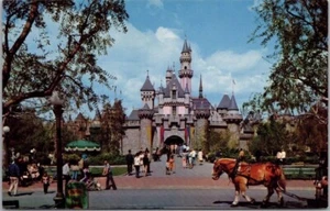 1950er DISNEYLAND Anaheim Postkarte Dornröschenschloss / Main Street USA #D-3 - Bild 1 von 2