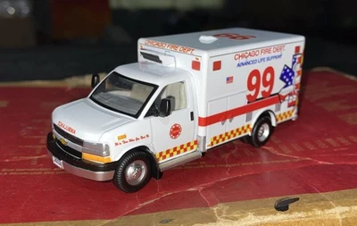 Kitbash personalizado 1/64 Chevy G4500 Departamento de Bomberos de Chicago Soporte vital avanzado Foto 1 de 4