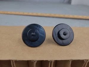 2x Little Tikes Acogedor Cupé Coche Camión BOTONES Tornillos de Repuesto para Suelo - Imagen 1 de 3