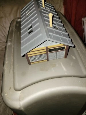 MODEL POWER. HO SCALE, ILLUMINATED MANUFACTURING PLANT - REDUCED PRICE!! - Image 1 of 4