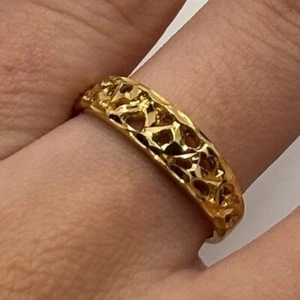 Pretty Fashion Ring size 8 Gold Tone Band Cut Out Classic Cute - Picture 1 of 6