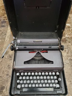 Estuche rígido de cuero para máquina de escribir Royal Quiet De Luxe de colección  Foto 1 de 4