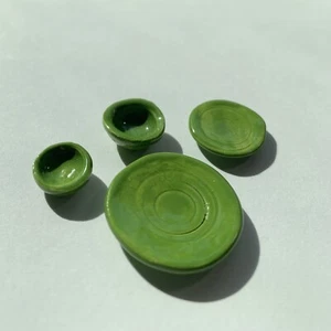 Vajilla para casa de muñecas a escala 1:12 de gres verde hecha a mano - Imagen 1 de 5