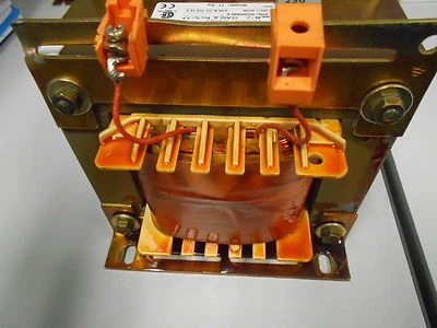 CE MONO FASE TRANSF. 700VA/2000VA 50/60Hz PRI 230/400V Foto 1 de 4