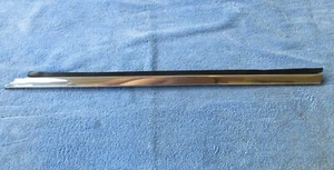 1963-64 IMPALA, SS 2 PUERTAS HT ORIGINAL CUARTO DERECHO PANEL VENTANA CINTURÓN MOLDURA - Imagen 1 de 8