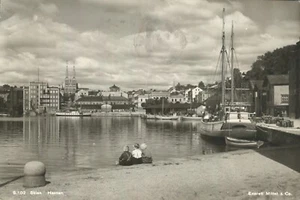 Skien Havnen kleine Jungen sitzen am Hafen Norwegen 1947 RPPC Echtfoto Postkarte - Bild 1 von 2