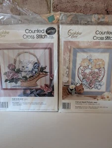 Kits de punto de cruz de abeja dorada - Gato en canasta y gato en foto de corazón - LOTE DE 2 - Imagen 1 de 5