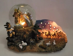 San Francisco Music Box Globo Acqua Natività Illuminato, Suona OH NOTTE SANTA - Foto 1 di 17