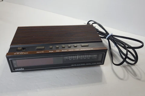 Vintage Retro SONIC #CR100B AM/FM Electronic Digital Alarm Clock Radio ~ Works! Cover