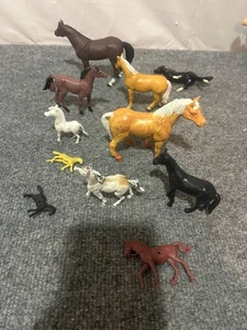 Lote De 11 Mini Caballos De Plástico Varios 4" Y Menos - Imagen 1 de 7