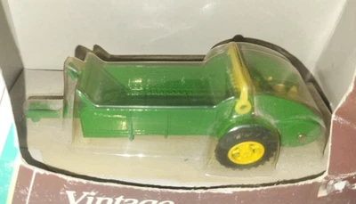1/43 Scale Ertl Vintage Manure Spreader #5654 NEW IN BOX  Box Is Damaged - Image 1 of 4