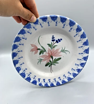 Ancienne assiette XIXème faïence fleurs roses et bordure éponge bleue peint main - Photo 1/4