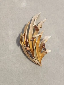 Crown Trifari Brooch Pin Abstract Leaf Grass Wheat Brushed Shiny Gold 1960s Vtg - Picture 1 of 6
