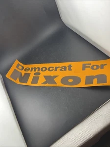 Adesivo paraurti vintage 1972 "Democratici per Nixon" 14,75" carta campagna politica - Foto 1 di 5