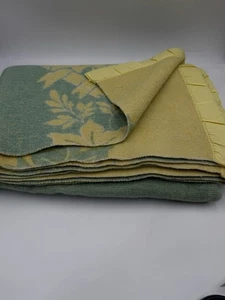 J C Penney Golden Down? Hellgrün/gelbe Wolldecke 84” x 59” - Bild 1 von 9