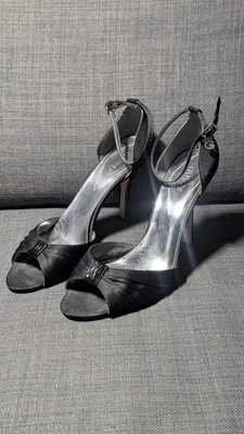 Zapatos de salón vintage Guess con 2 correas de cuero negro punta abierta talla 8,5 M con letra G encanto Foto 1 de 4