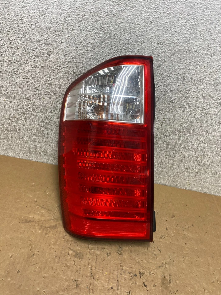 Luz trasera lateral izquierda para conductor Kia Sedona 2007 a 2010 OEM V5803 DW Foto 1 de 4