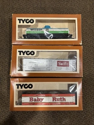 Lot of 3 Tyco HO Scale Model Train Cars Skid Flat, Reefer, Caboose With Boxes  - Image 1 of 4
