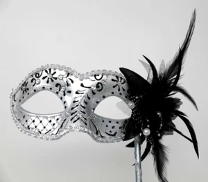 SCHWARZ & SILBER SCHMUCK VENEZIANISCHE MASKERADE PARTY ABSCHLUSSBALL MASKE AUF EINEM HANDSTAB - Bild 1 von 9