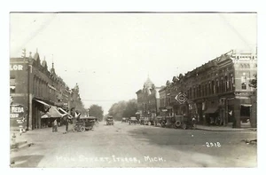 Postcard RPPC Michigan MI Ithaca Main St. Businesses Old Cars Victrola Ad - Picture 1 of 2