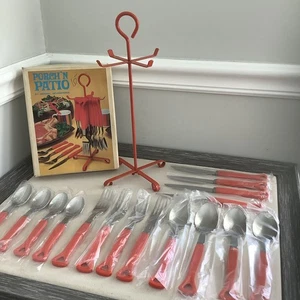 Vintage MCM 16-teiliges Edelstahl-Besteckset mit Behälter bittersüß orange 1973 neu aus altem Lagerbestand - Bild 1 von 24